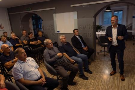 Direktor podjetja Exoterm-en d. o. o. Janko Čevka prevzema vlogo šestega predsednika Podjetniškega kluba Kamnik (6)